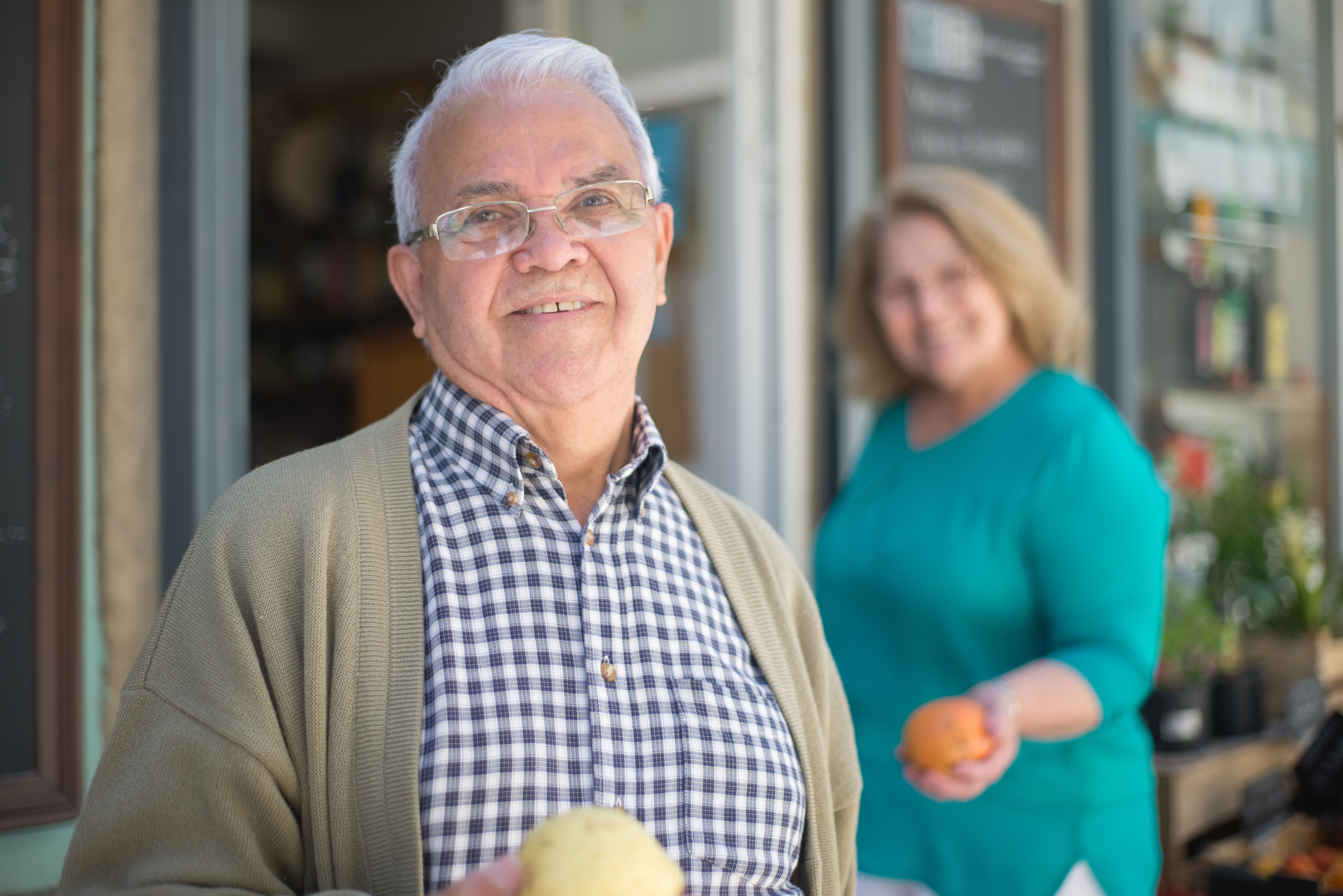 Hombre de unos 60-70 años, sonriente en un entorno cotidiano, representando bienestar y una vida plena tras abordar la incontinencia urinaria.