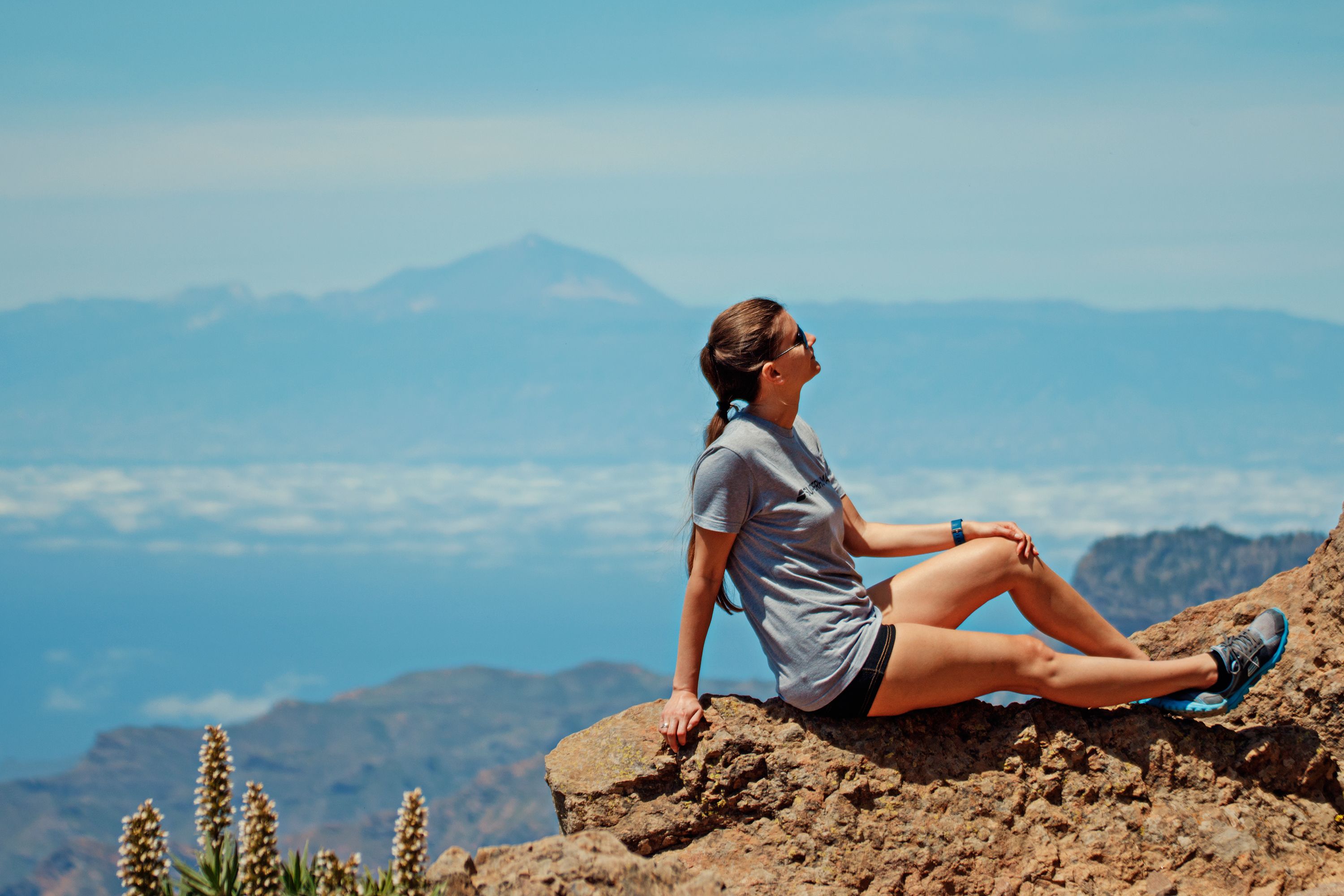 Mujer sonriente realizando actividades cotidianas al aire libre con total confianza y tranquilidad.