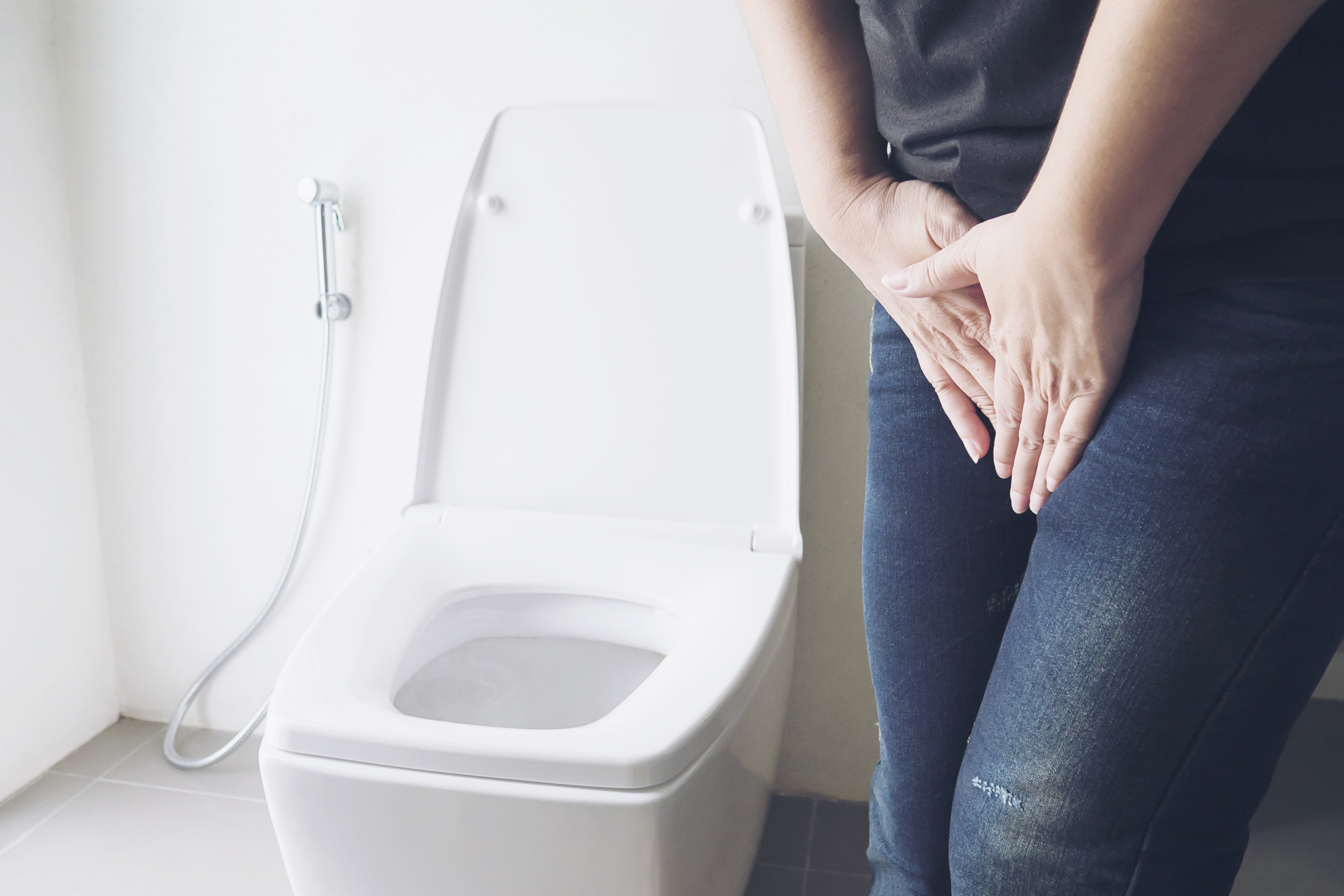 persona no aguanta las ganas de hacer pipi antes de ir al baño